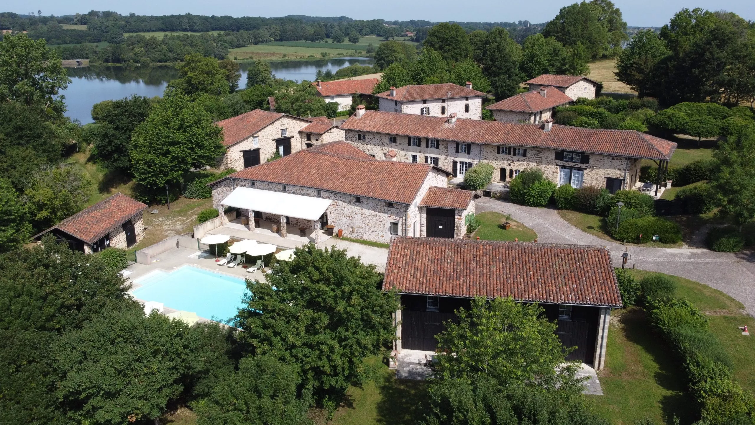 Village de gites du Cruzeau avec piscine.JPG.