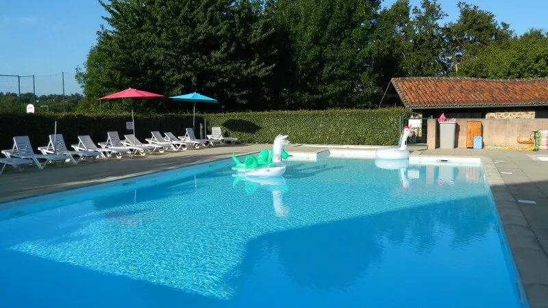 Piscine et salle.